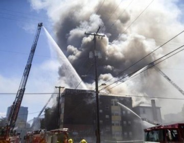 Rescatan a m&aacute;s de una docena de personas de incendio en Portland