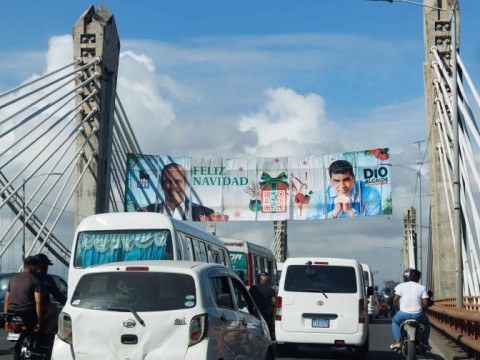 Rechazan cruzacalle propagand&iacute;stico en puente Juan Bosch