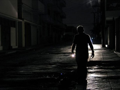 Tres apagones masivos en nueve d&iacute;as: el largo problema energ&eacute;tico de Cuba