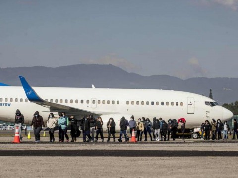 Un vuelo de EE.UU. lleg&oacute; a La Habana con 51 migrantes irregulares cubanos deportados