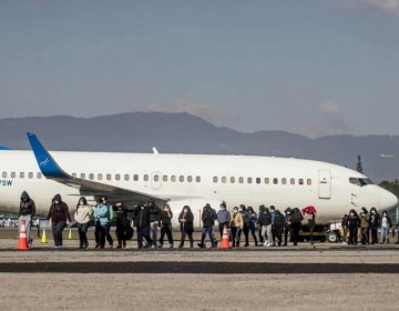 Un vuelo de EE.UU. lleg&oacute; a La Habana con 51 migrantes irregulares cubanos deportados