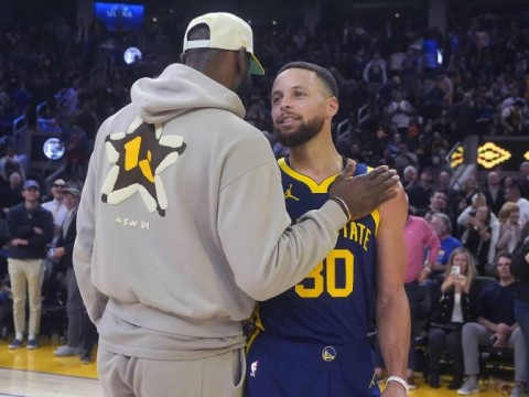 Curry suma 32 puntos y los Warriors derrotan a Lakers, que jugaron sin LeBron