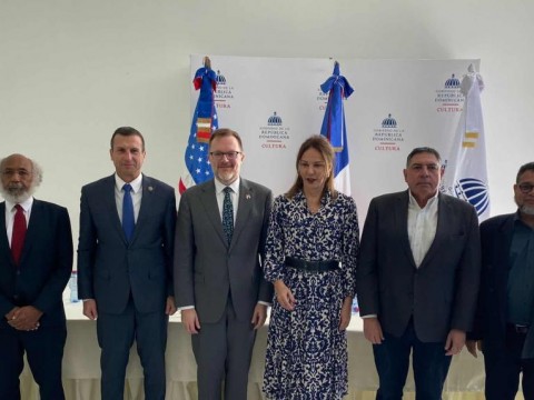 Cultura recibe de la Embajada de los Estados Unidos 21 piezas ta&iacute;nas incautadas por el FBI