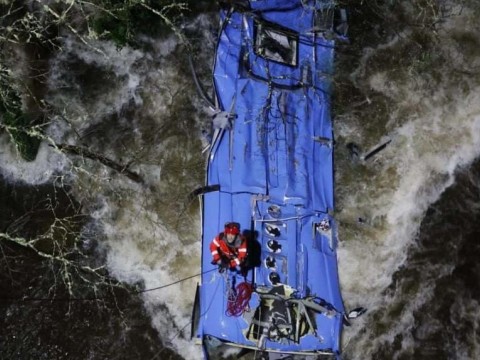 Seis muertos por la ca&iacute;da de un autob&uacute;s a un r&iacute;o en Espa&ntilde;a