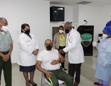 Inician jornada de vacunacion a miembros de la DIGESETT 