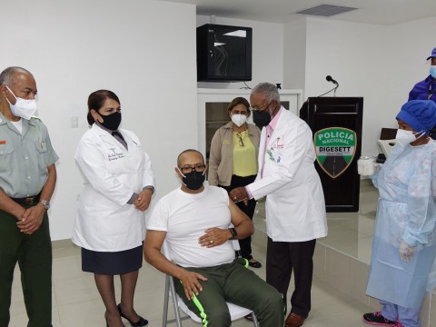 Inician jornada de vacunacion a miembros de la DIGESETT 