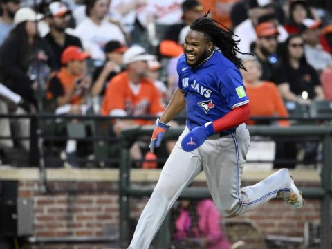 Varsho aporta con el bate y en defensiva en triunfo de Azulejos sobre Orioles en 10 innings