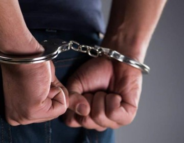Dejan detenido a profesor acusado de abuso sexual contra estudiante en San Pedro de Macor&iacute;s