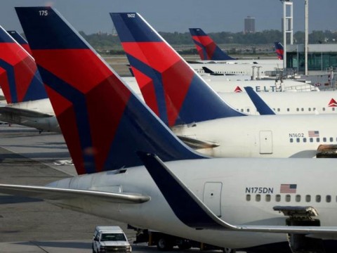 Arrestan a pasajero en vuelo de Delta que atac&oacute; a una auxiliar de vuelo