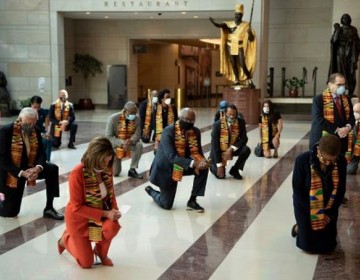 Dem&oacute;cratas se arrodillan durante casi 9 minutos en Congreso en honor a Floyd