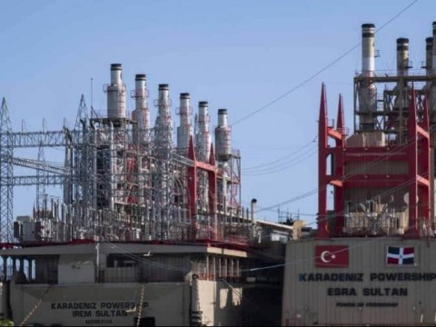 Denuncian contaminaci&oacute;n por barcazas termoel&eacute;ctricas en Azua