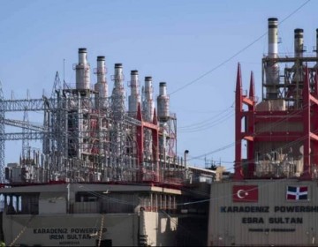 Denuncian contaminaci&oacute;n por barcazas termoel&eacute;ctricas en Azua
