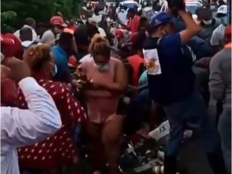 Lugare&ntilde;os roban cajas de ron de cami&oacute;n accidentado donde murieron tres personas