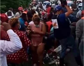 Lugare&ntilde;os roban cajas de ron de cami&oacute;n accidentado donde murieron tres personas