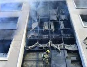 Incendio de una fabrica de papel deja un bombero herido en Villa Juana