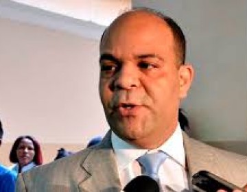 Abogados del Alcalde Abel Mart&iacute;nez se querellan contra fiscales de Santiago