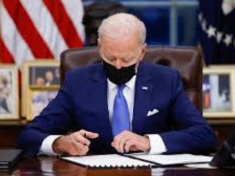 Presidente Biden se enfrenta a lluvias de criticas en medio de una crisis migratoria en EE.UU