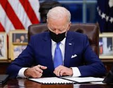 Presidente Biden se enfrenta a lluvias de criticas en medio de una crisis migratoria en EE.UU