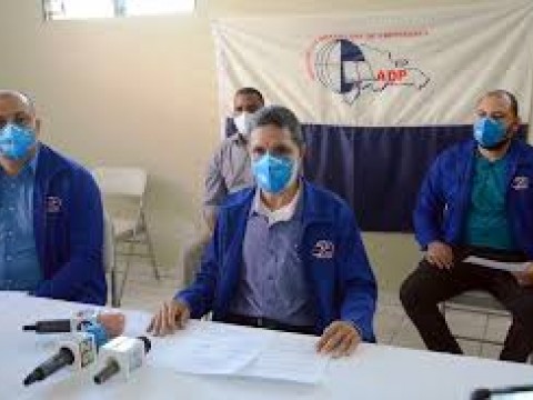 Maestros de Las seccionales de la&nbsp;Asociaci&oacute;n Dominicana de Profesores (ADP)&nbsp;de la provincia Santiago, rechazaron este martes las intenciones de algunos sectores que piden al Ministerio de Educaci&oacute;n el&nbsp;retorno a la docencia presencial