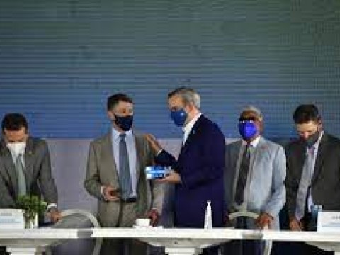 Presidente Abinader inaugura planta de productos m&eacute;dicos que incluye kits de la primera prueba PCR r&aacute;pida