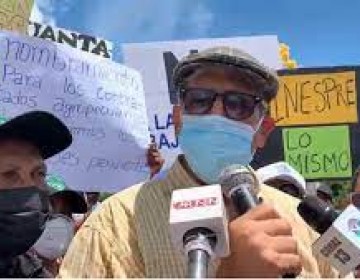 Agr&oacute;nomos protestan frente al Palacio Nacional por cancelaciones masivas
