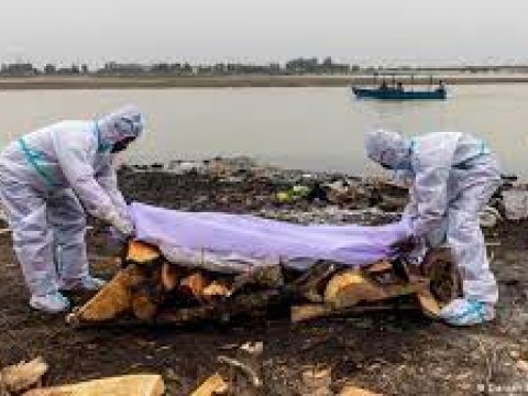 Encuentran decenas de cad&aacute;veres en r&iacute;o en la India