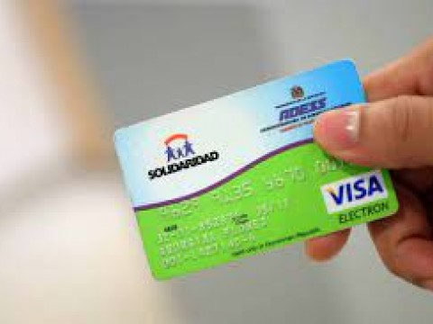 ADESS entrega de tarjetas a v&iacute;ctimas de fraude con programa Qu&eacute;date en Casa