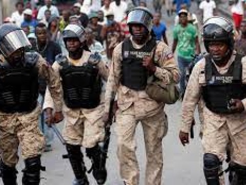 Polic&iacute;a haitiana dispersa a tiros a multitud que intentaba cruzar al territorio dominicano por Dajab&oacute;n