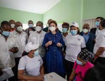 Vicepresidente insiste en que la vacuna &ldquo;es lo que nos va a sacar de la pandemia&rdquo;