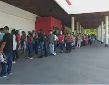 Adolescentes abarrotan centros de vacunaci&oacute;n