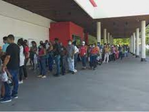 Adolescentes abarrotan centros de vacunaci&oacute;n