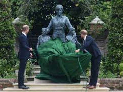 Guillermo y Enrique develan estatua de la princesa Diana