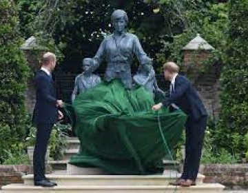 Guillermo y Enrique develan estatua de la princesa Diana