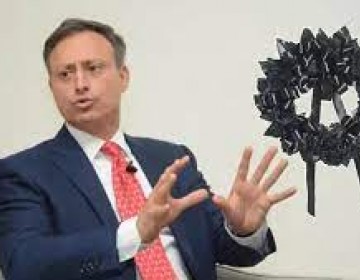 Envian corona de flores negras a residencia de Jean Alain
