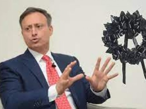 Envian corona de flores negras a residencia de Jean Alain