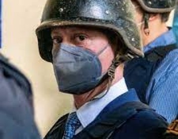 Con los ojos llorosos Jean Alain sali&oacute; del tribunal tras conocer que va a prisi&oacute;n preventiva
