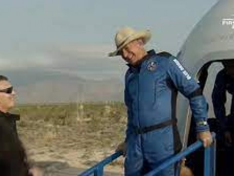 Jeff Bezos vuelve a tierra tras alcanzar el espacio en cohete de Blue Origin