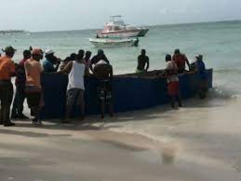Rescatan a 48 inmigrantes haitianos al tratar de llegar ilegal a Puerto Rico