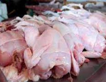Comerciantes agobiados por baja venta de la carne de pollo debido al alto precio  