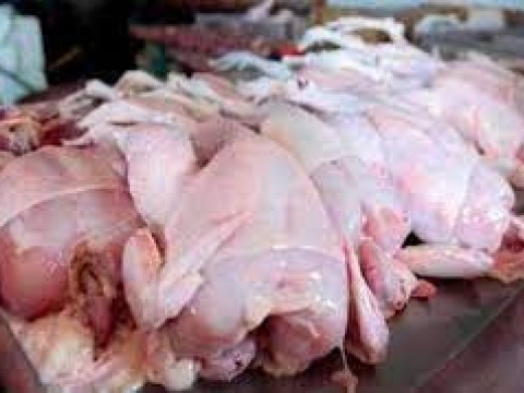 Comerciantes agobiados por baja venta de la carne de pollo debido al alto precio  