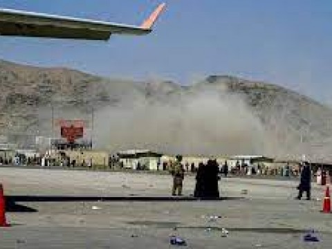 &iexcl;Ahora! Explosi&oacute;n fuera del aeropuerto de Kabul deja 13 muertos 