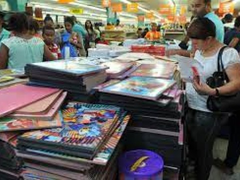 Padres preocupados por el alza en precio de utiles escolares