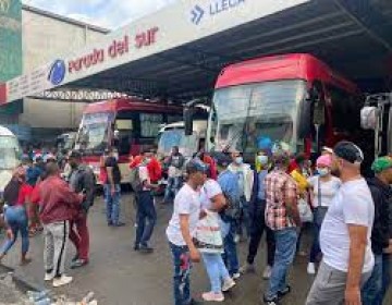Pocos flujo de pasajeros en paradas de autobuses
