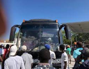 Hombres armados secuestran autob&uacute;s con 50 pasajeros en Hait&iacute; 