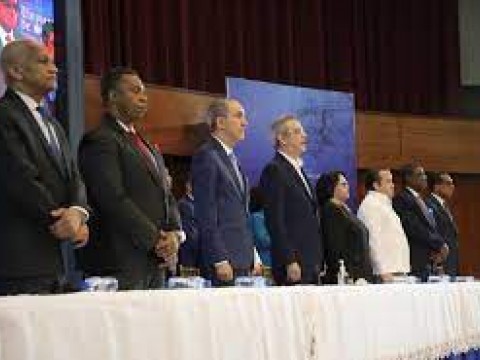 Abinader lleva a UASD 8 proyectos para 200 aulas y 20 laboratorios