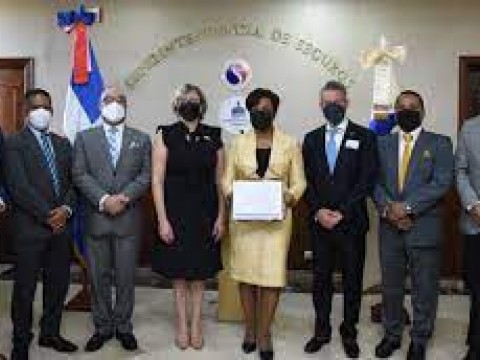 Josefina Castillo recibe galard&oacute;n por alto ranking de capacitaci&oacute;n