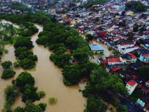 Lluvias dejan un muerto y 100 casas inundadas