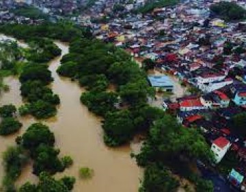 Lluvias dejan un muerto y 100 casas inundadas
