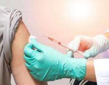 La OMS afirma no se necesitan guantes para vacunar contra el COVID