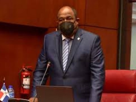 Senador Jos&eacute; Antonio Pimentel G&oacute;mez pide disculpas tras amenazar a agentes de la polic&iacute;a en cuartel de Montecristi